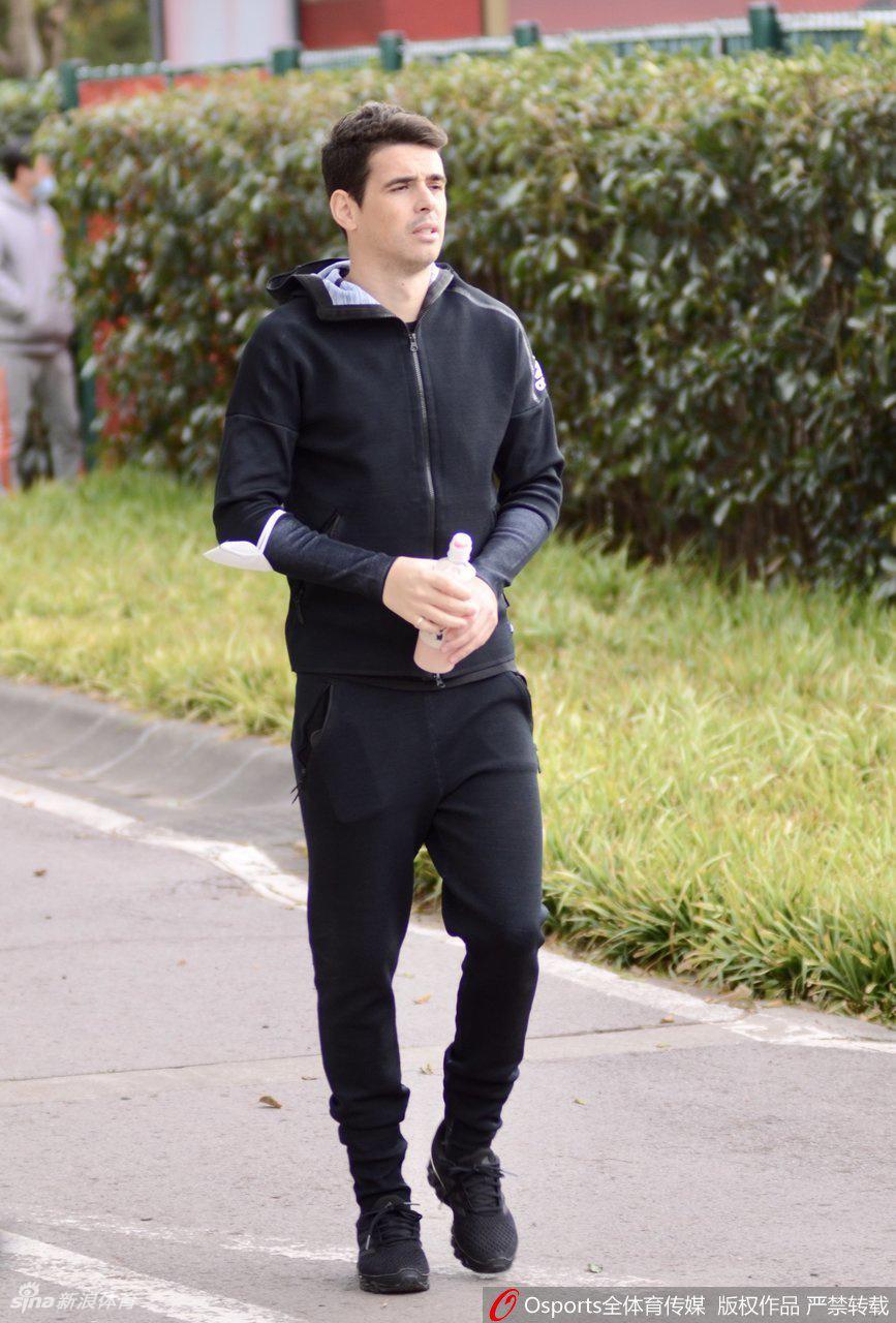 上海海港队结束教学赛 奥斯卡与球迷合影