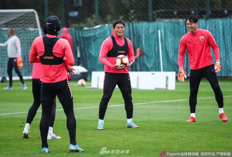 上海上港球员训练备战