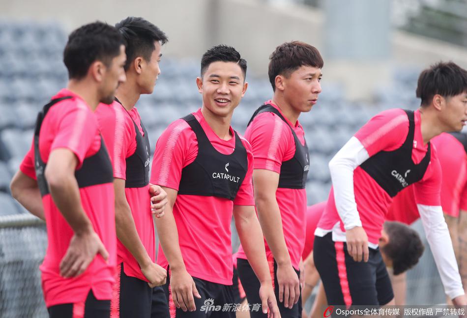 上海上港悉尼冬训胡尔克新发型抢眼