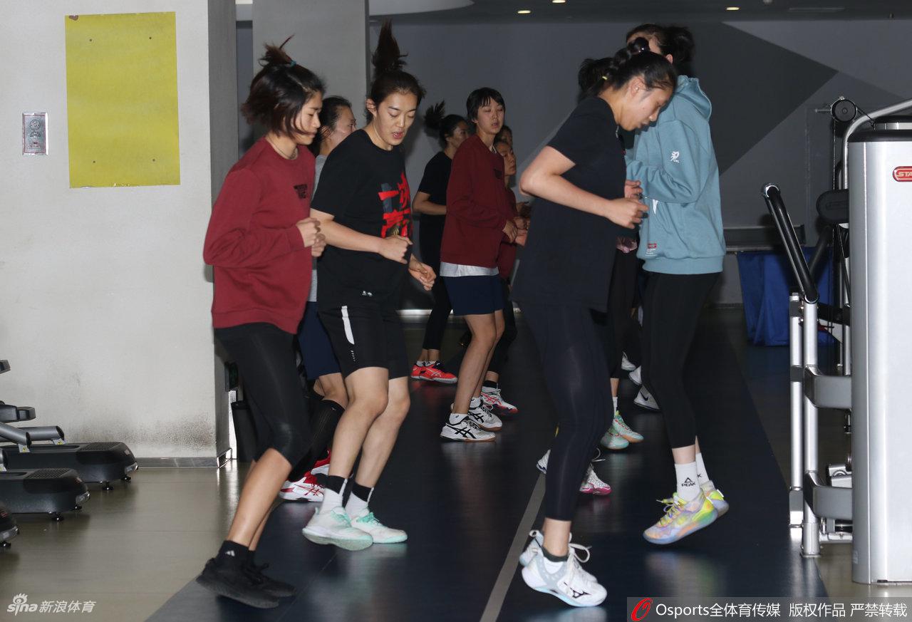 天津女排训练备战新赛季 朱婷引领众女将苦练
