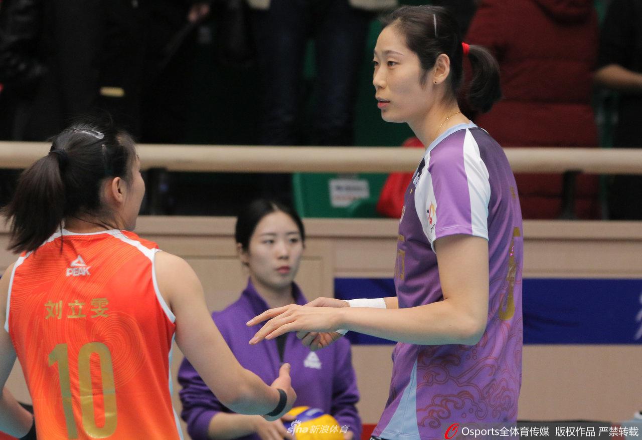 朱婷伤停激情犹在 拥抱独得35分的李盈莹