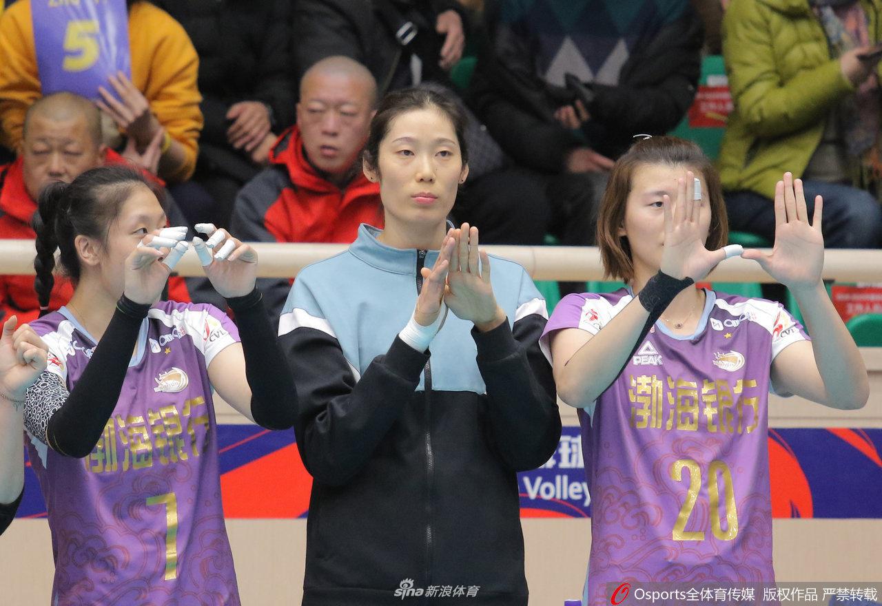 朱婷伤停激情犹在 拥抱独得35分的李盈莹