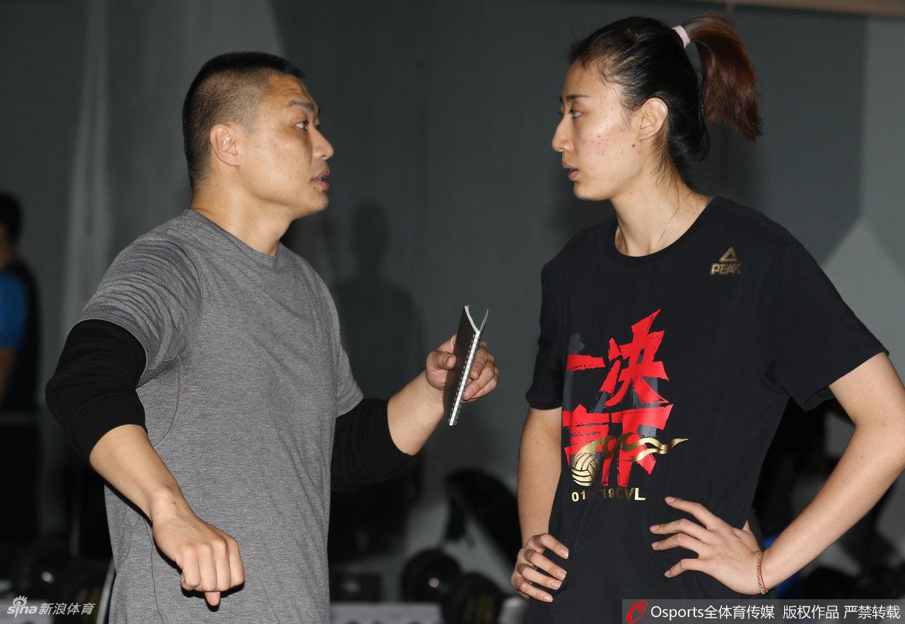 天津女排训练备战新赛季 朱婷引领众女将苦练