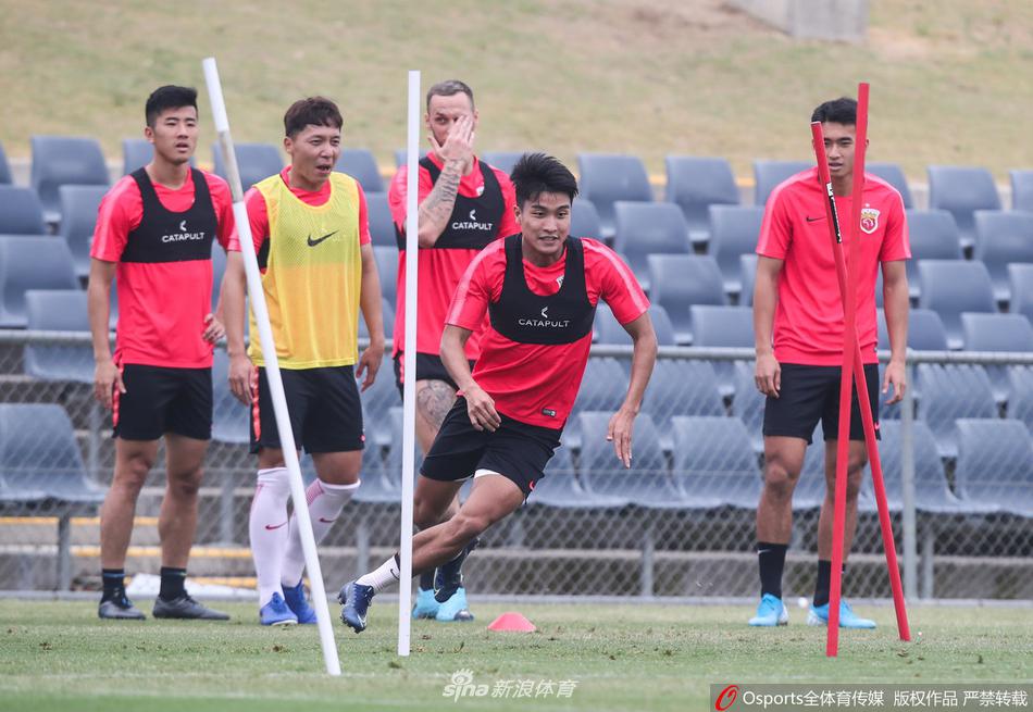 上海上港悉尼冬训胡尔克新发型抢眼