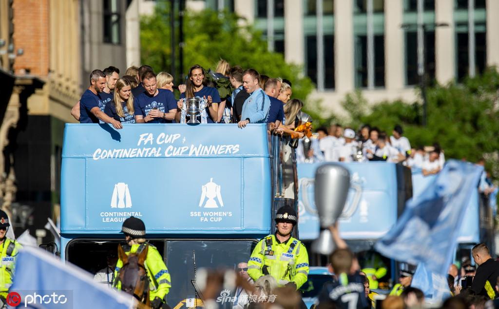 曼城夺冠庆典全城巡游 曼彻斯特被蓝色笼罩