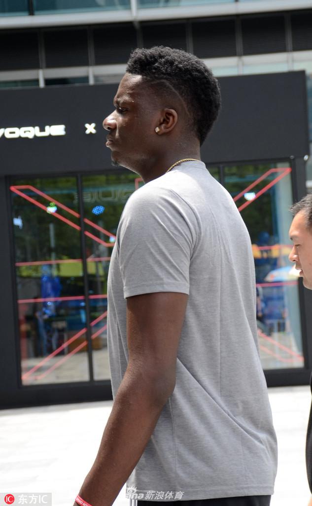 “饼皇”卡佩拉现身沪上街头