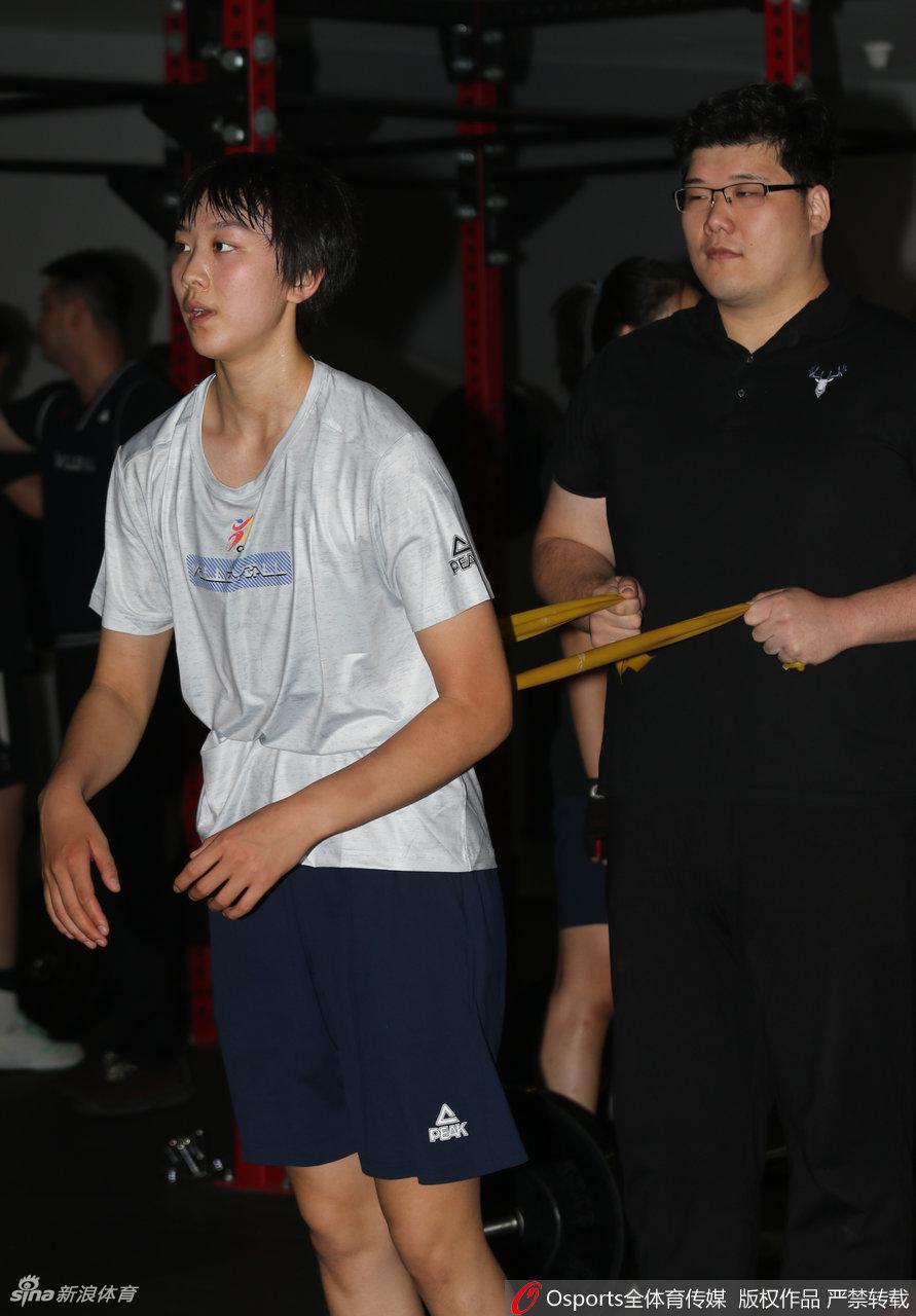 天津女排训练备战新赛季 朱婷引领众女将苦练