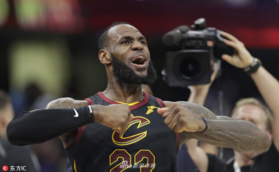 詹姆斯霸气庆祝绝杀