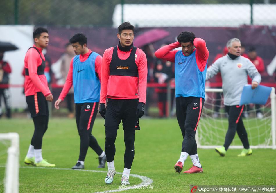 上海上港球员训练备战