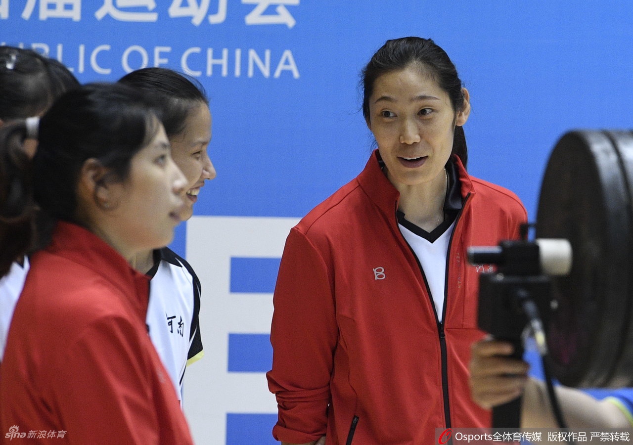 [全运]河南女排0-3遭上海横扫 朱婷伤停变送水工