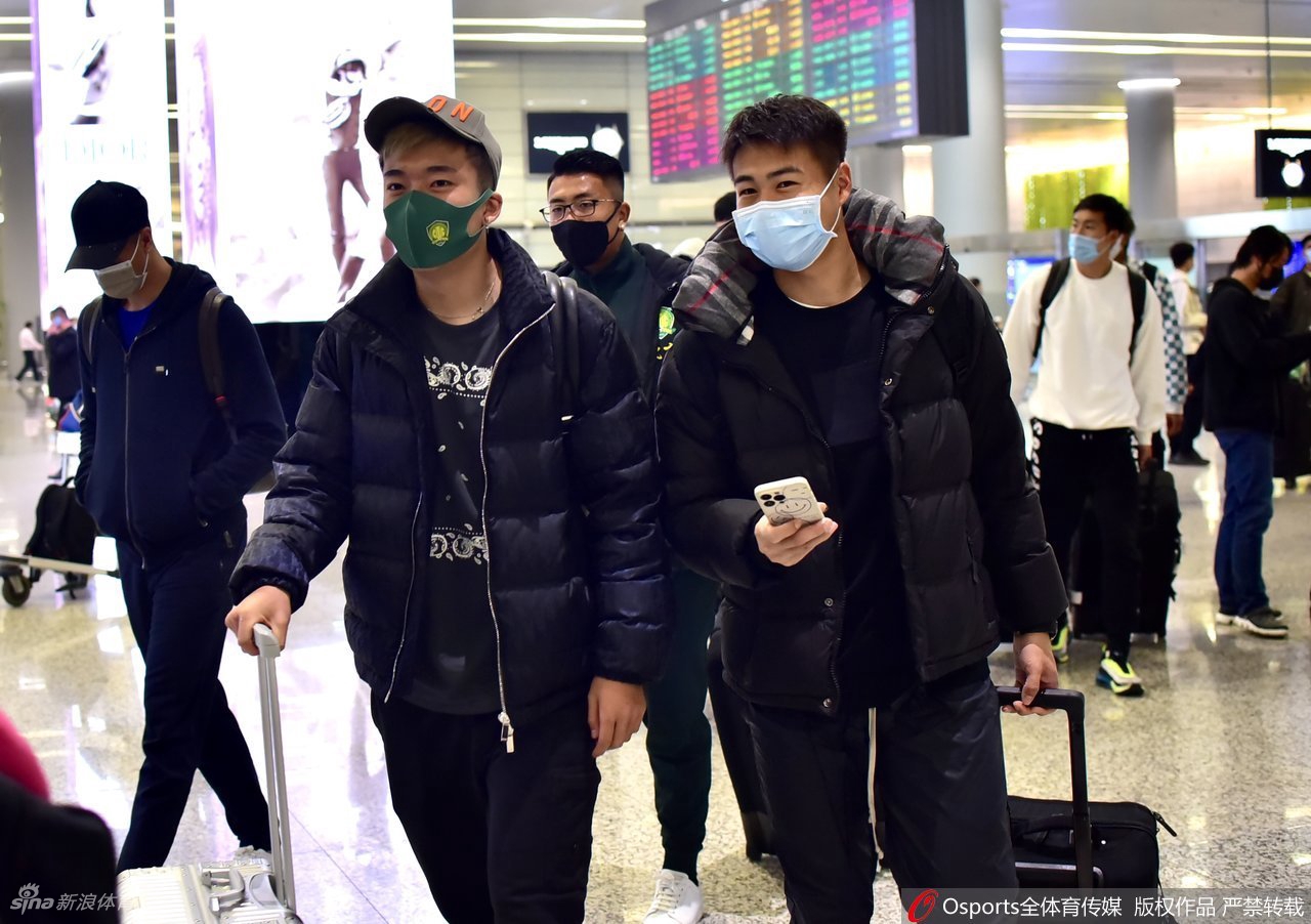 北京国安队抵沪训练 侯永永领衔亮相