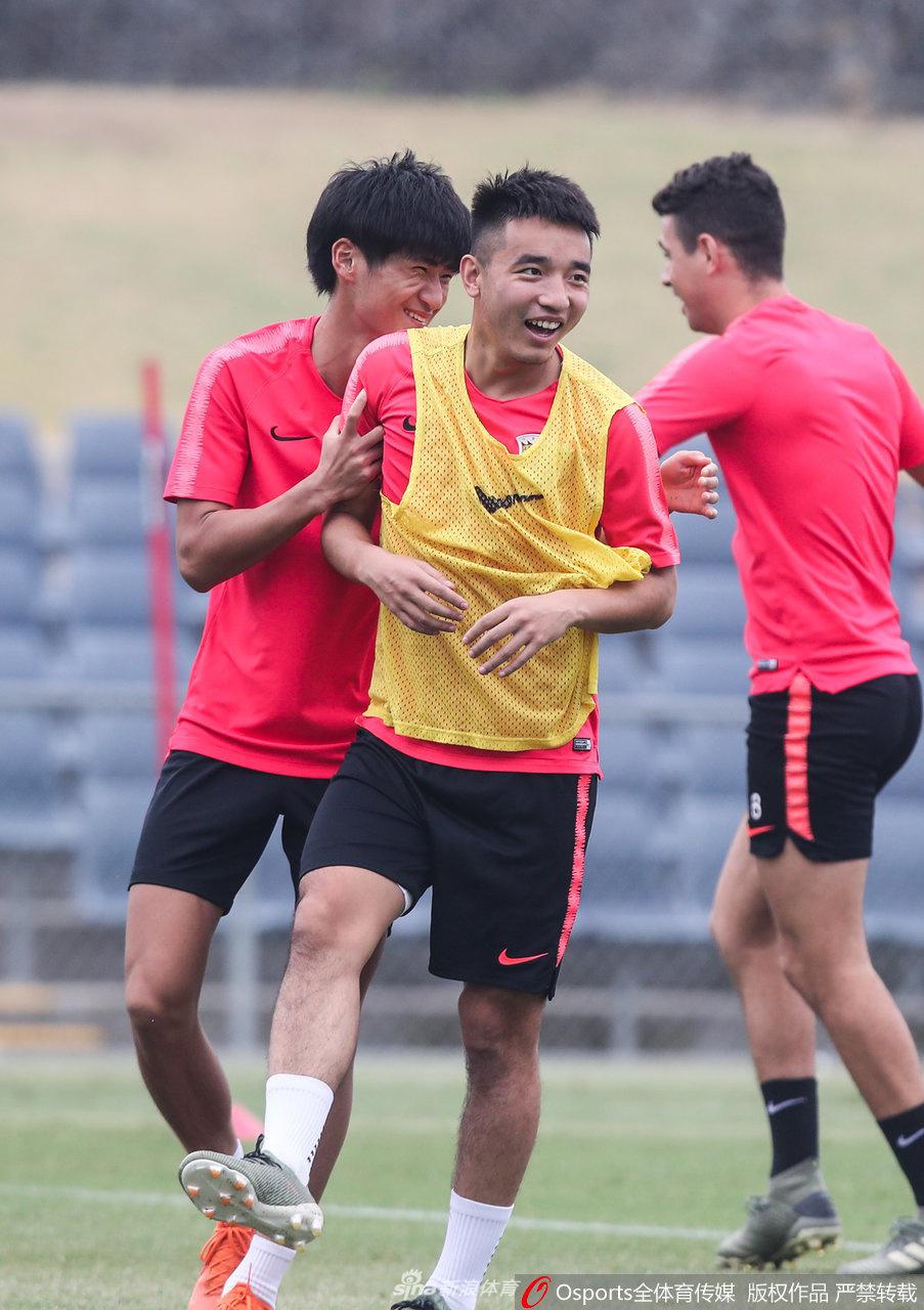 上海上港悉尼冬训胡尔克新发型抢眼