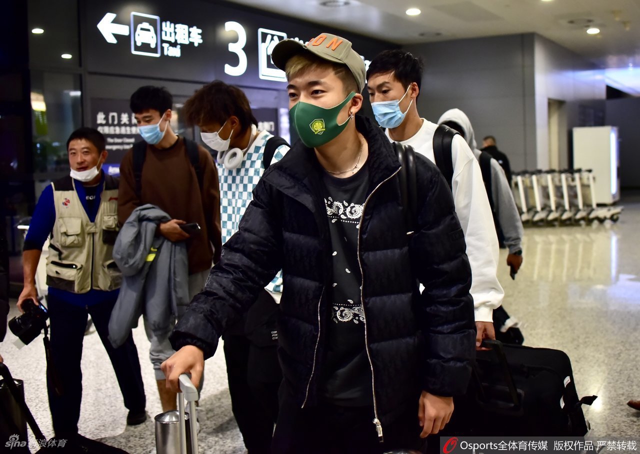 北京国安队抵沪训练 侯永永领衔亮相