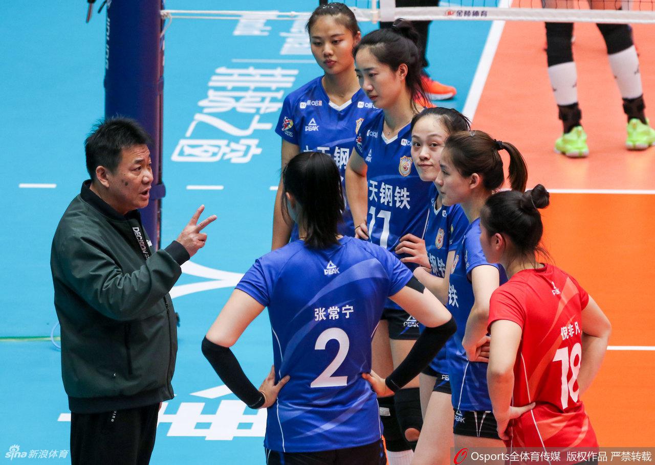 江苏女排无缘四强队员难掩失落痛苦流泪