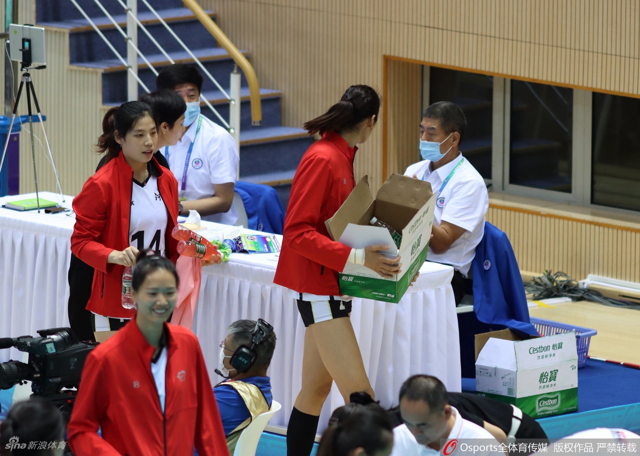 [全运]河南女排0-3遭上海横扫 朱婷伤停变送水工