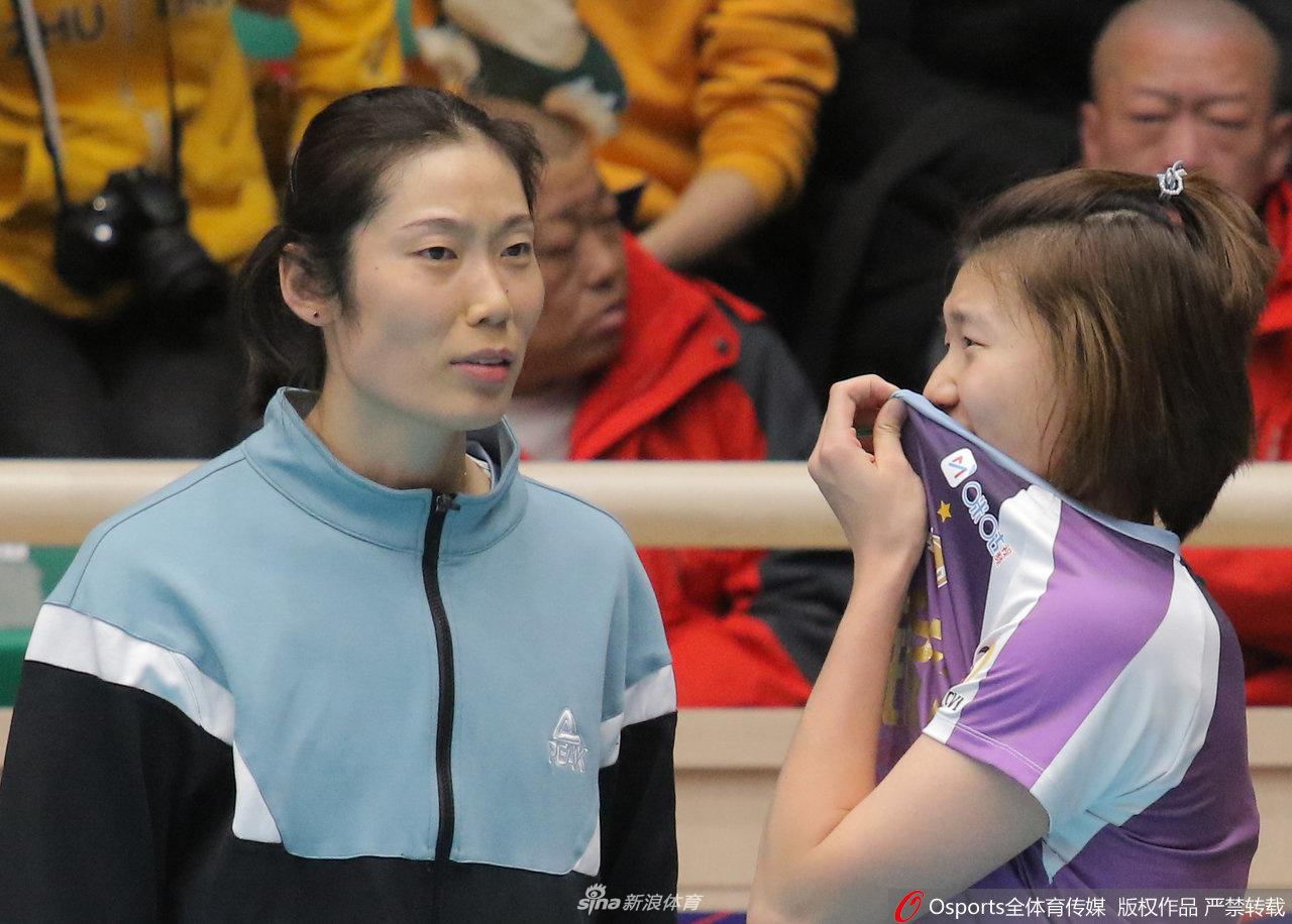 朱婷伤停激情犹在 拥抱独得35分的李盈莹