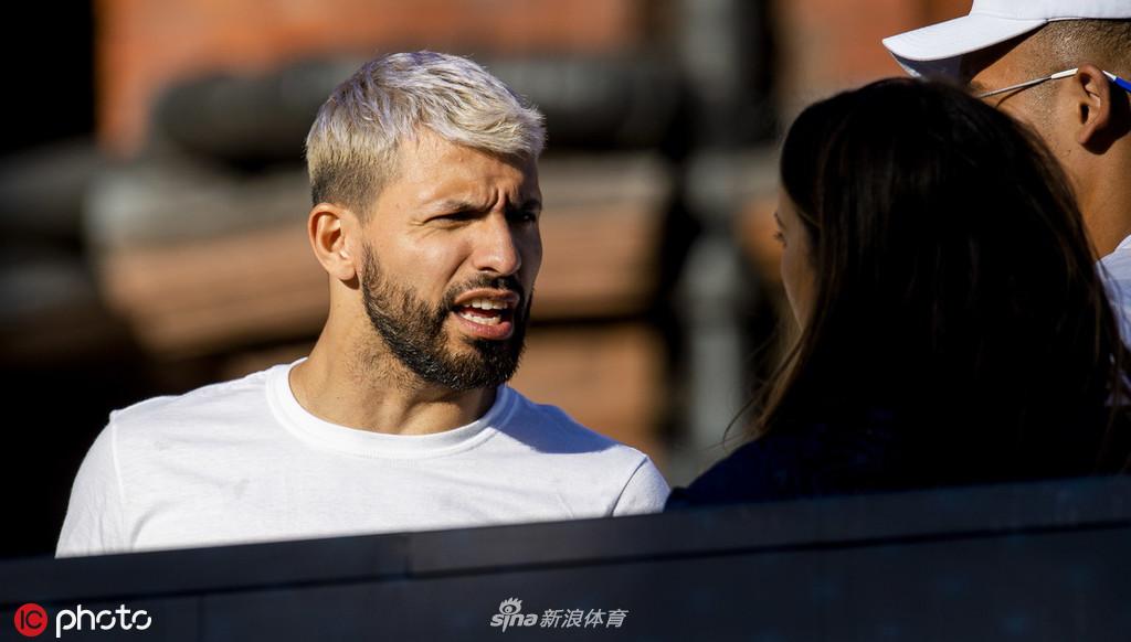 曼城夺冠庆典全城巡游 曼彻斯特被蓝色笼罩