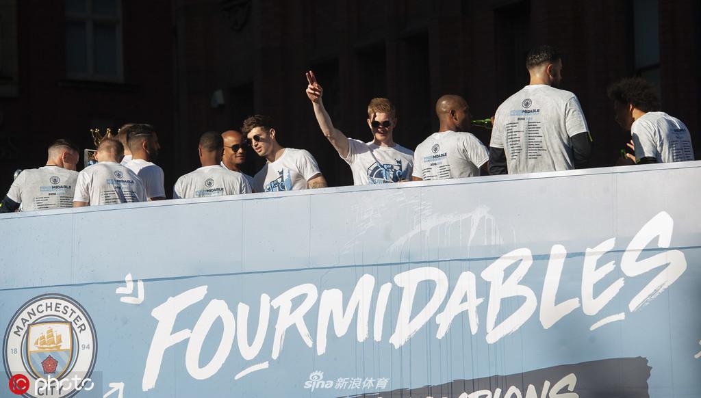 曼城夺冠庆典全城巡游 曼彻斯特被蓝色笼罩