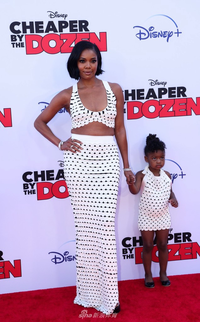 韦德携妻儿亮相红毯