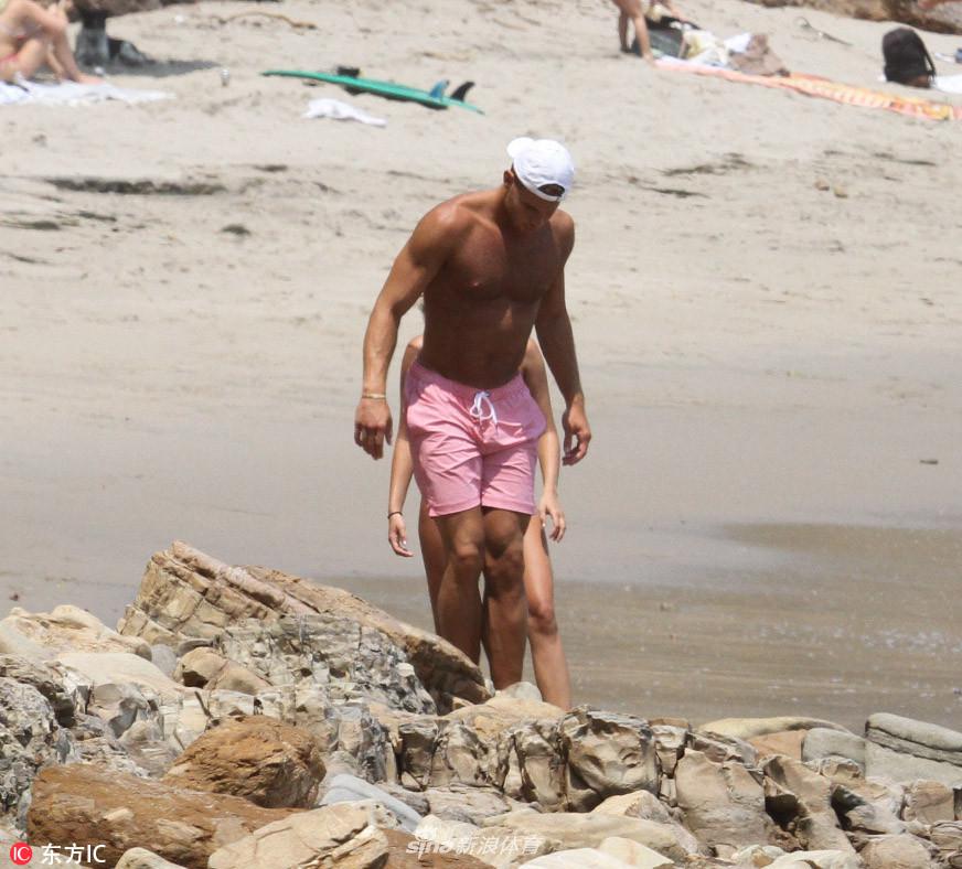 格里芬携女友海边度假