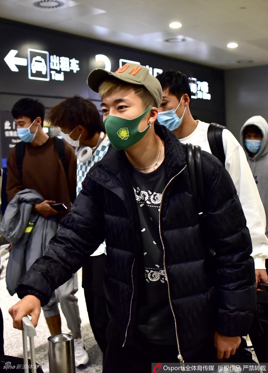 北京国安队抵沪训练 侯永永领衔亮相