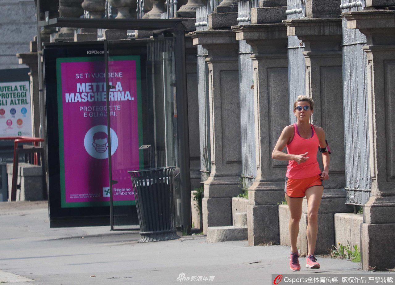 米兰实施疫情期间全城封闭 街头惊现不带口罩跑步女