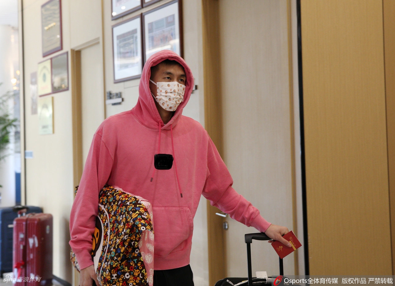 中国男篮抵达宁波训练基地 郭艾伦领衔亮相