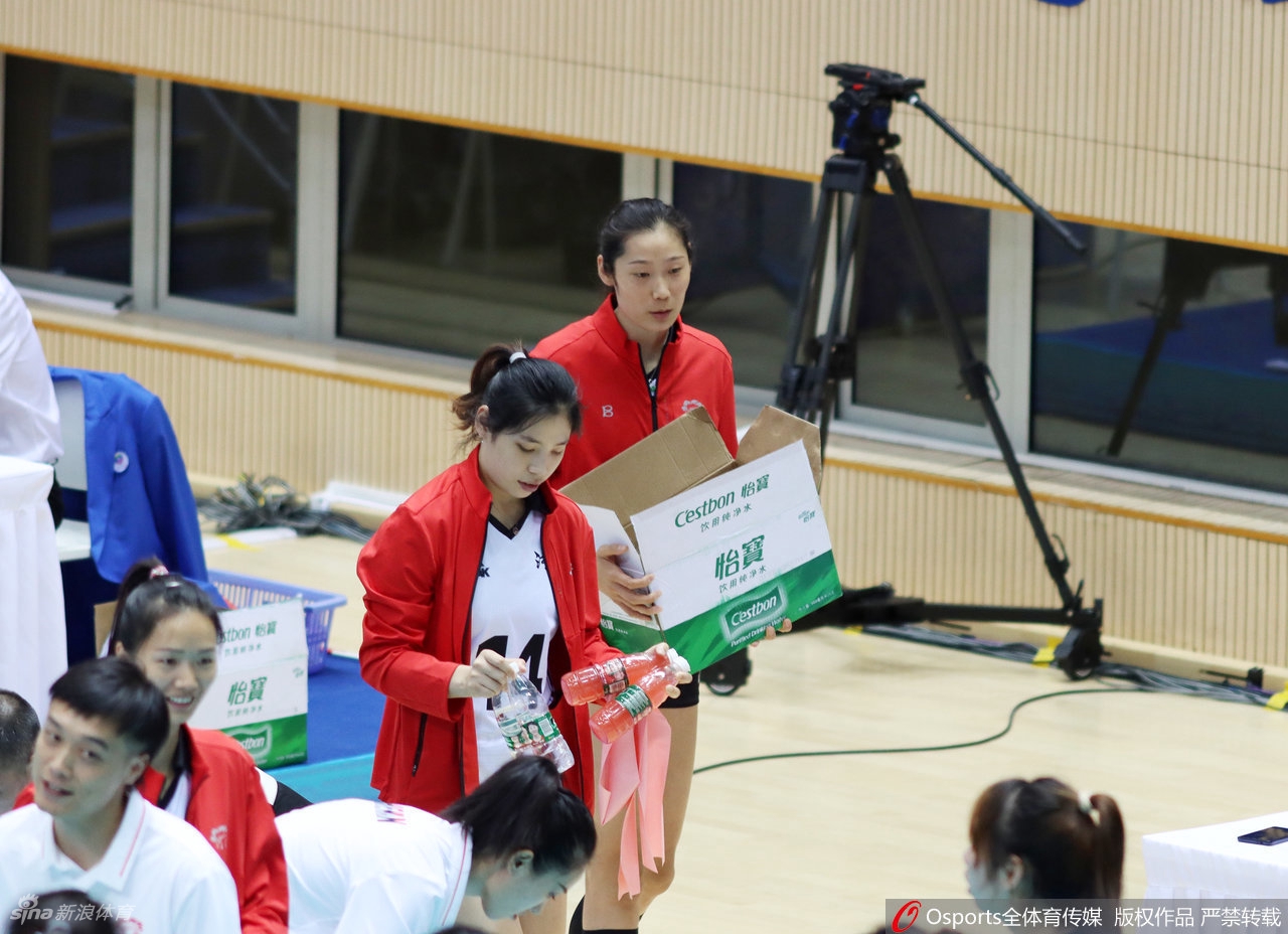 [全运]河南女排0-3遭上海横扫 朱婷伤停变送水工