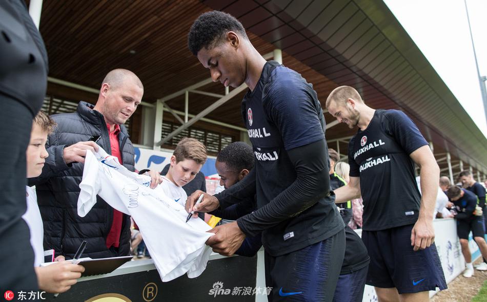 烈日下三狮军团忙备战训练场上做游戏倍儿开心