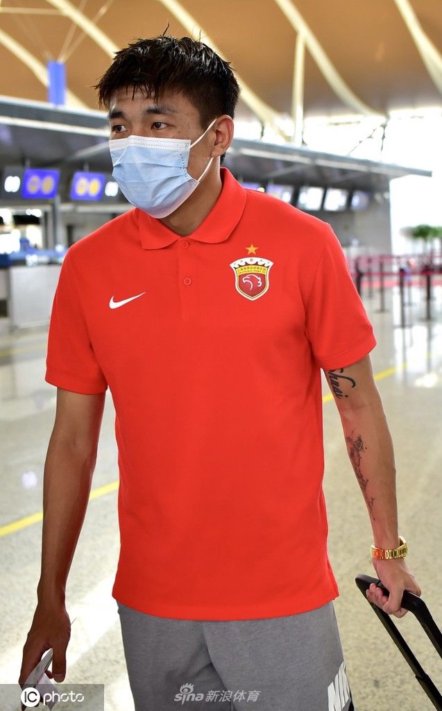 上海海港队出发前往大连备战中超联赛