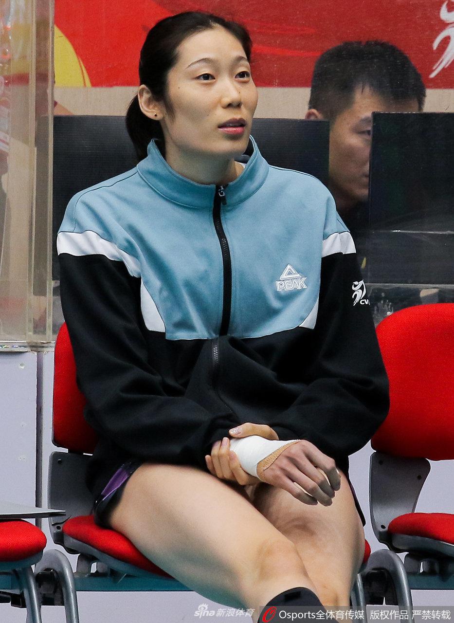 朱婷伤停激情犹在 拥抱独得35分的李盈莹