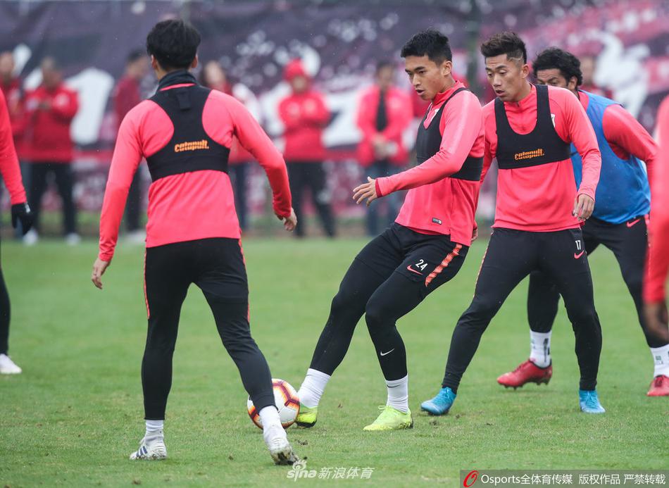 上海上港球员训练备战