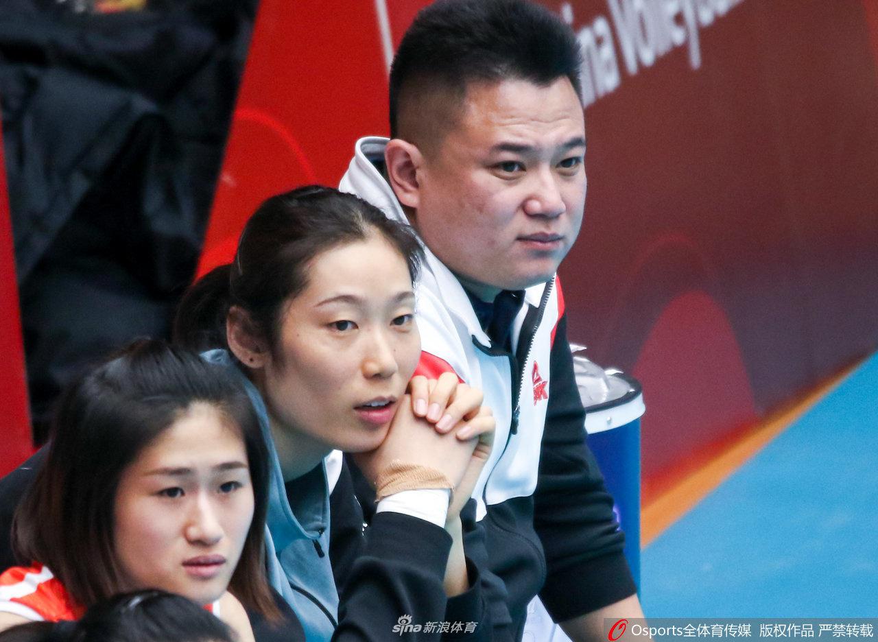 朱婷伤停激情犹在 拥抱独得35分的李盈莹