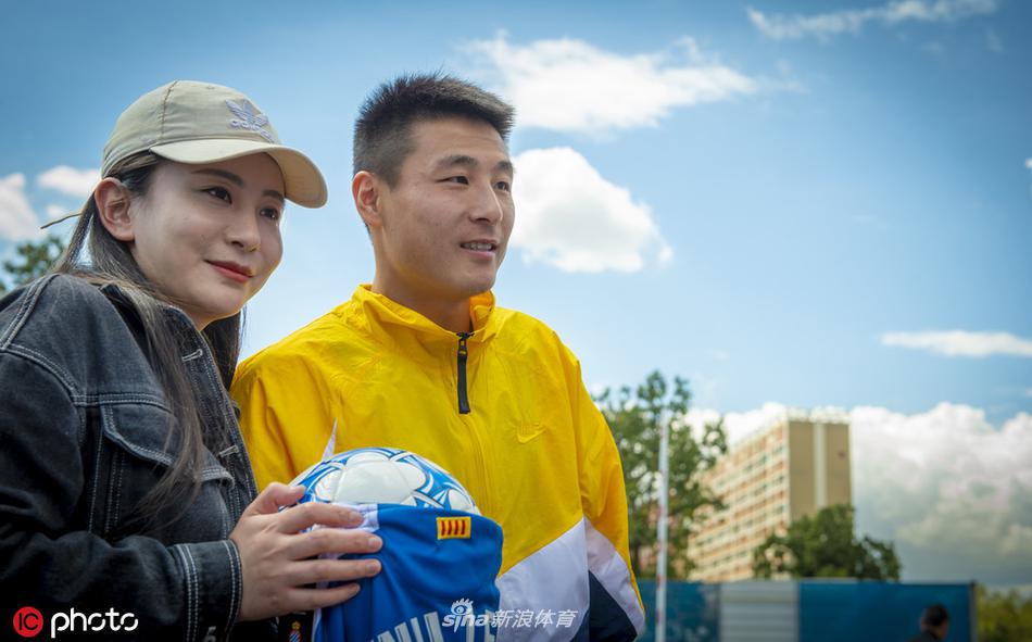 武磊遇粉丝下车签名亲和力爆棚