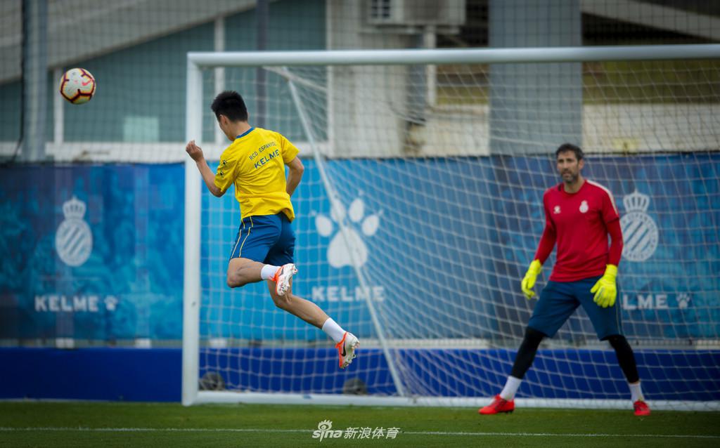 西班牙人训练备战联赛 武磊狂练射门