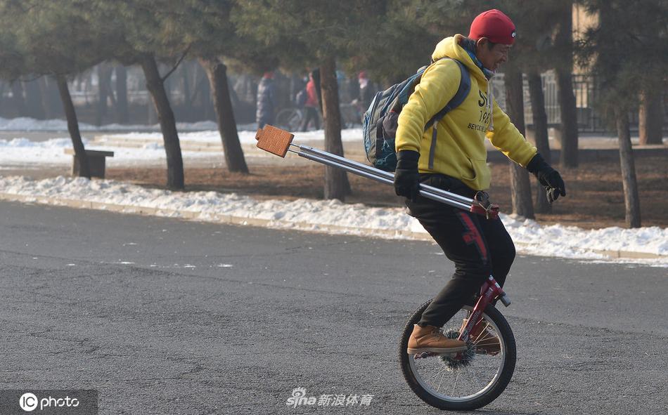 大叔骑独轮单车锻炼 表演耍金箍棒真会玩