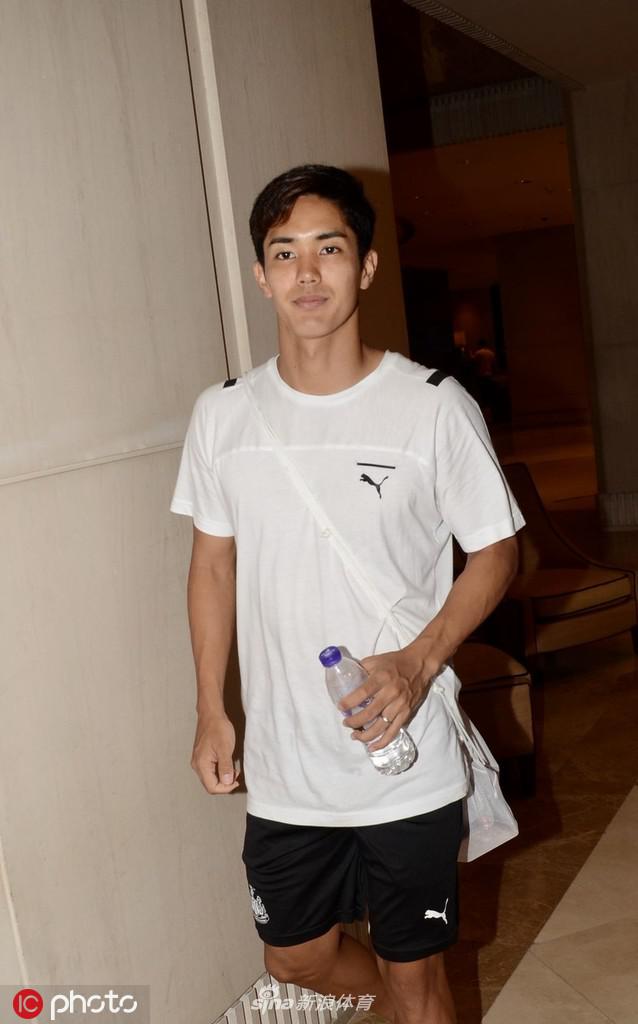 武藤嘉纪帅气现身酒店