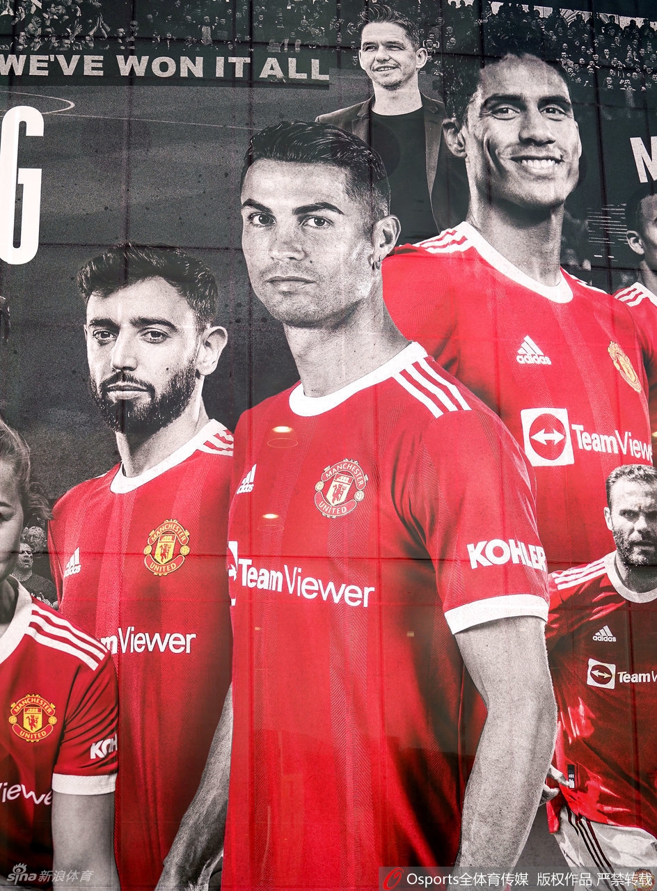 C罗正式与曼联签下合同 主场巨幅海报凸显地位