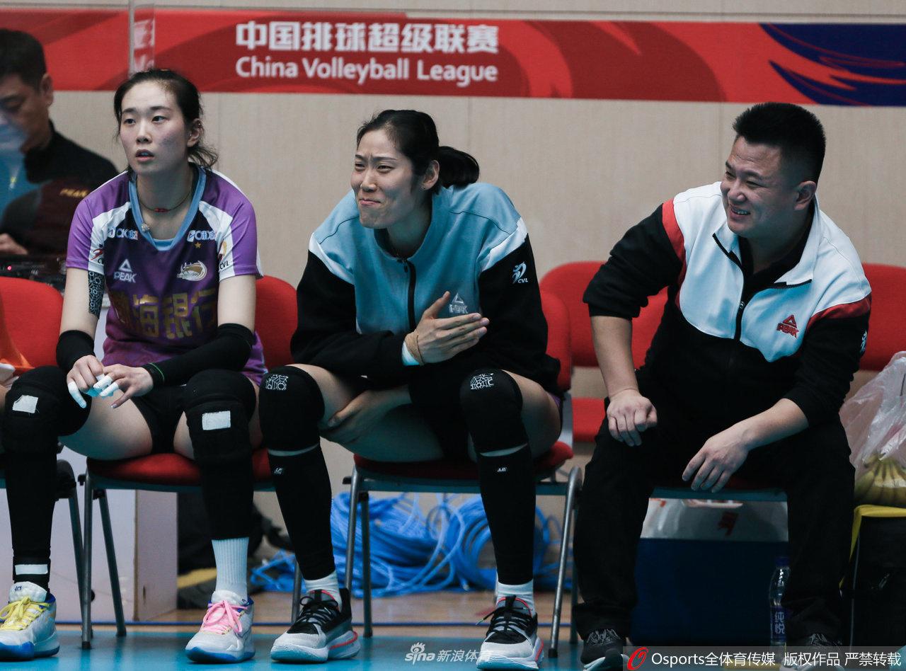 朱婷伤停激情犹在 拥抱独得35分的李盈莹