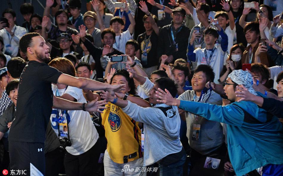 库里东京参加赞助商活动