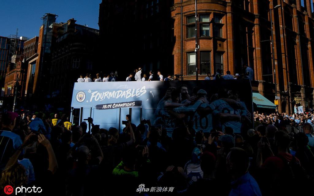 曼城夺冠庆典全城巡游 曼彻斯特被蓝色笼罩