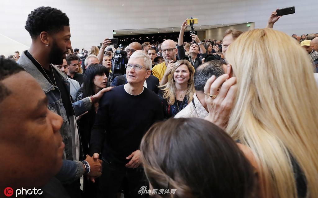 湖人球星浓眉携手维密超模率先感受iPhone11