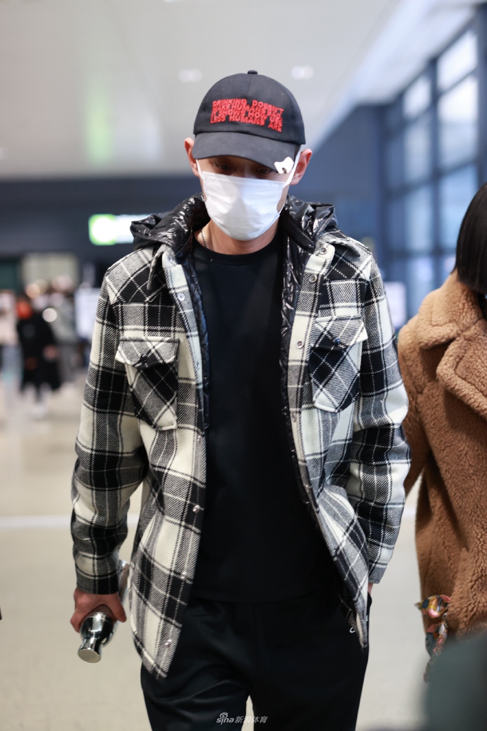 张继科现身上海机场 头戴鸭舌帽口罩遮面低调出行_高清图集_新浪网