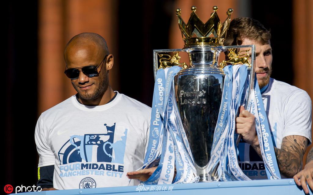 曼城夺冠庆典全城巡游 曼彻斯特被蓝色笼罩