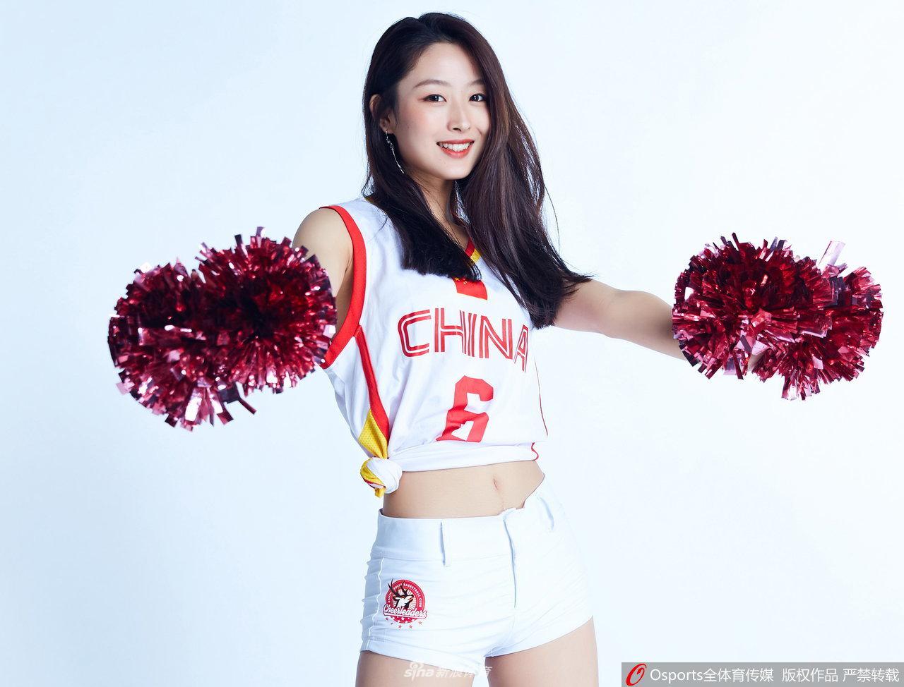 靓丽篮球宝贝为中国男篮打气 这颜值什么水平