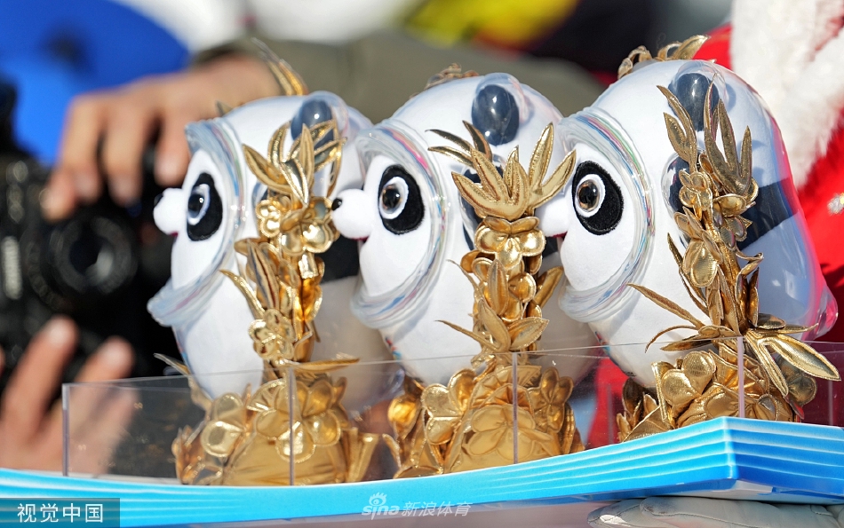 北京冬奥吉祥物冰墩墩火爆引追捧