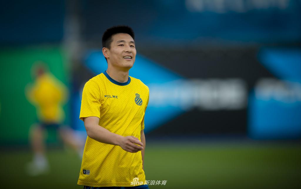 西班牙人训练备战联赛 武磊狂练射门