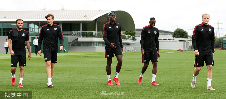 7300万新援亮相！桑乔首次亮相曼联训练基地