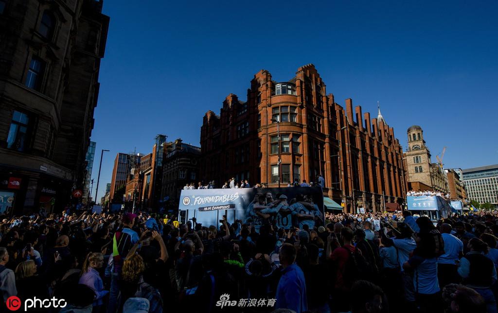 曼城夺冠庆典全城巡游 曼彻斯特被蓝色笼罩