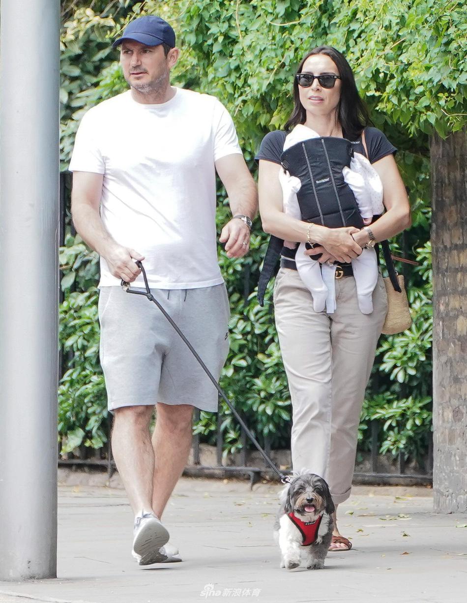 兰帕德与妻子带新生儿子外出 夫妻二人喜得贵子笑容满面